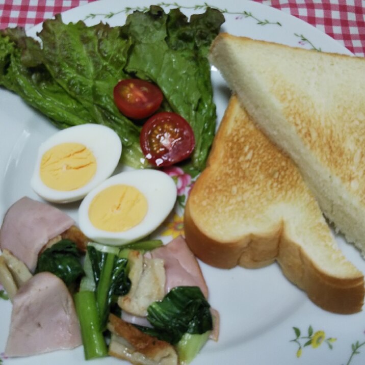 竹輪ハム小松菜炒めとトーストの朝食☆